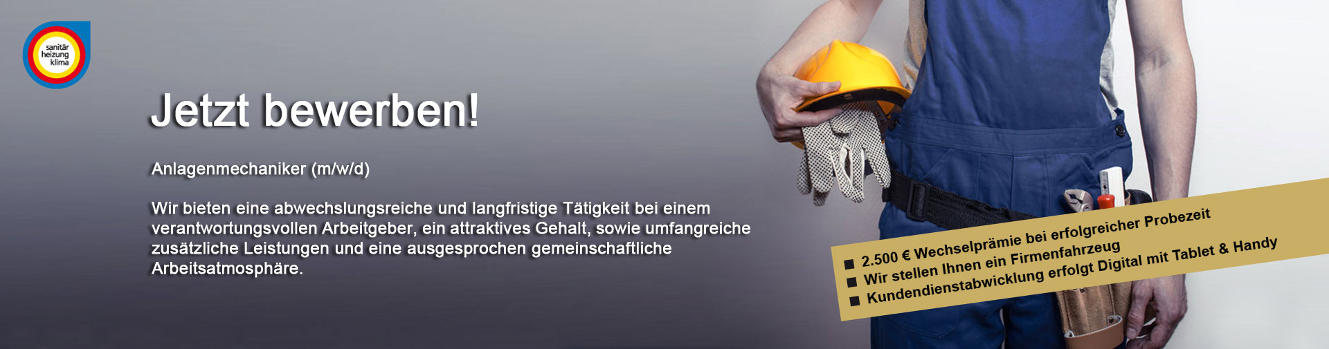 Person in blauer Arbeits-Latzhose hält gelben Helm und Handschuhe unter dem Arm. Beispielfoto für Stellenanzeige Anlagenmechaniker.